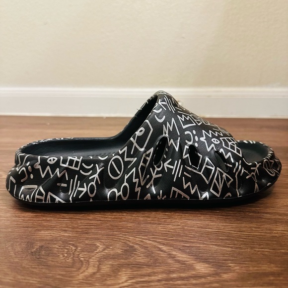 Black and White Graphic Slides